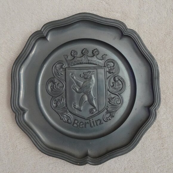 Vintage Embossed Pewter Plate Berlin Germany Bear Coat of Arms 9 Inch Decor Gift - Picture 5 of 9